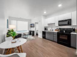 512 - Harlow - Luxury 1 BR Apartment- Downtown - Free Parking