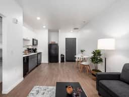 512 - Harlow - Luxury 1 BR Apartment- Downtown - Free Parking