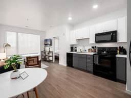 514 - Harlow -- The Boho Chic Suite in Prime Location of Columbu