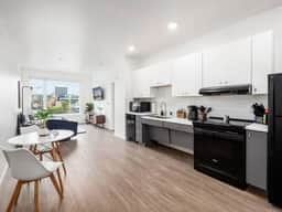 515 - Harlow - Blue Bliss: Cozy Apartment with Gym Amenities