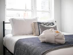 515 - Harlow - Blue Bliss: Cozy Apartment with Gym Amenities