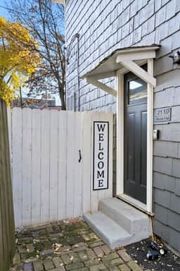21.5 E First (Upstairs) - Moxie Flat / High Street / Free Parkin
