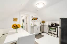 115.5 Winner Apt 3 - Stylish walk-up near Downtown!