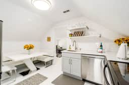 115.5 Winner Apt 3 - Stylish walk-up near Downtown!