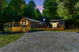 Woodland Clubhouse: Golf, Fishing, Hot Tub, Trail