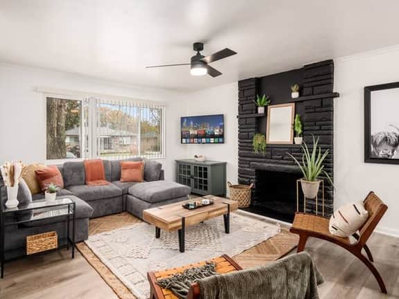 1397 Kelton Ave -- The House of Cards - Beautiful Home in Columb