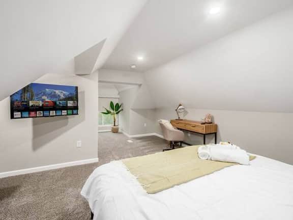 2277 Indiana - OSU Retreat: 5BR Boho Home with Free Parking
