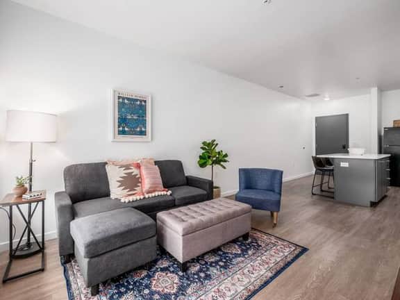 511 - Harlow -- Pretty Pink & Gray 1BR Suite in Heart of Col