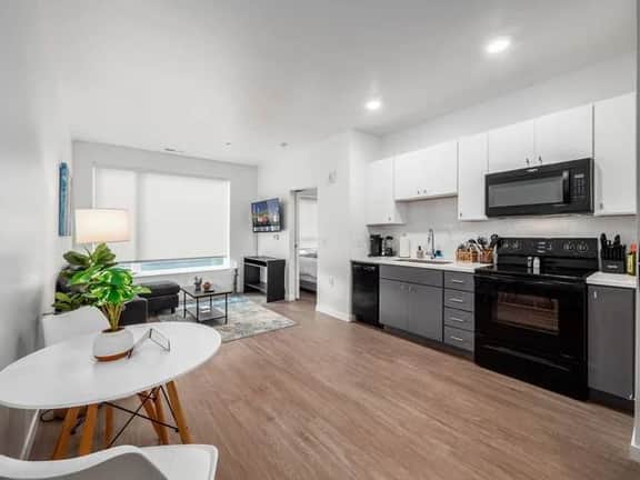 512 - Harlow - Luxury 1 BR Apartment- Downtown - Free Parking