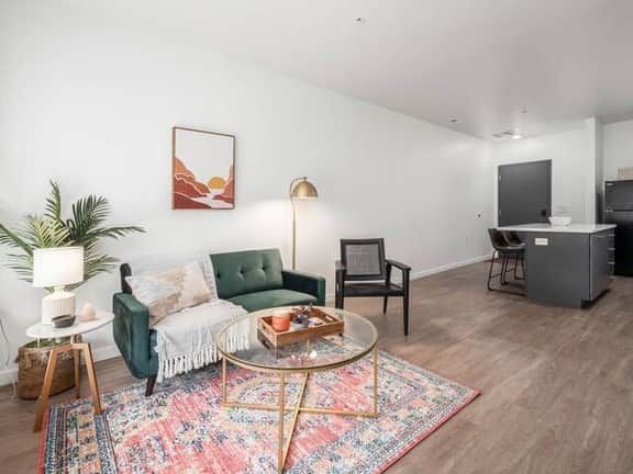 513 - Harlow -- El Traditional 1BR Suite - Free Parking