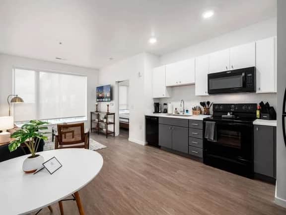 514 - Harlow -- The Boho Chic Suite in Prime Location of Columbu