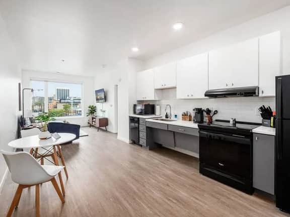 515 - Harlow - Blue Bliss: Cozy Apartment with Gym Amenities