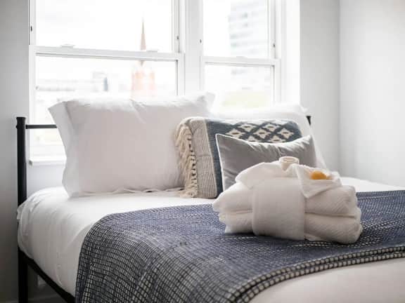 515 - Harlow - Blue Bliss: Cozy Apartment with Gym Amenities