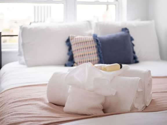 517- Harlow -- Shades of Blue Elegant Suite l Free Parking + Gym
