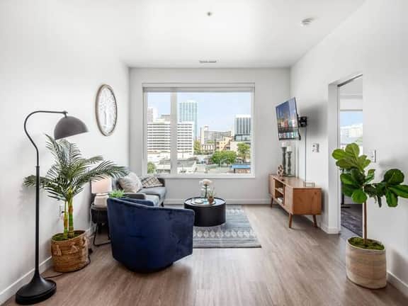517- Harlow -- Shades of Blue Elegant Suite l Free Parking + Gym