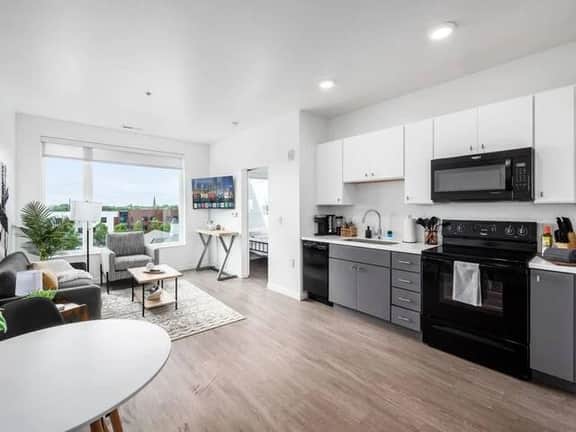 518 - Harlow -- Luxury Gray & Gold Executive Suite in Heart