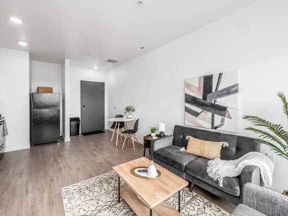 518 - Harlow -- Luxury Gray & Gold Executive Suite in Heart