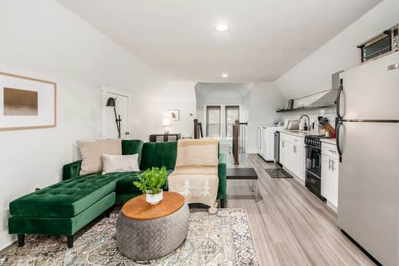 2230 N 4th Apt C - Columbus Getaway! Stylish Apartment!