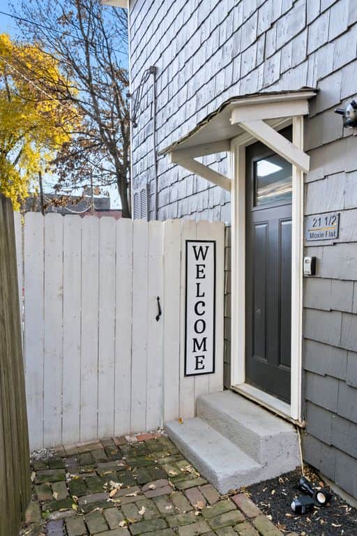 21.5 E First (Upstairs) - Moxie Flat / High Street / Free Parkin