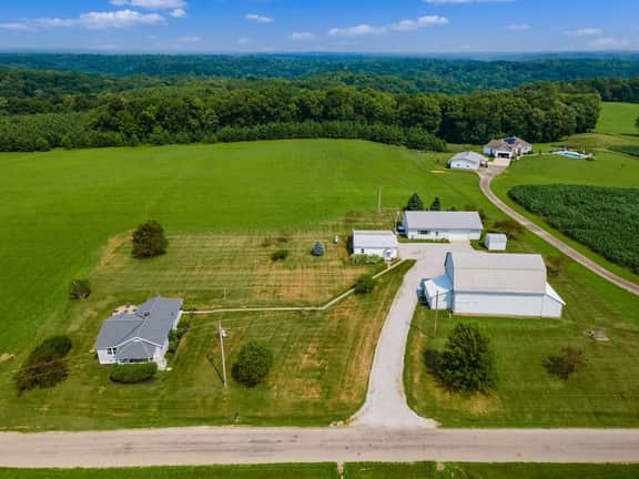 5084 Goss Rd - Sugar Grove Farmhouse - Hocking Hills! - Hot Tub!