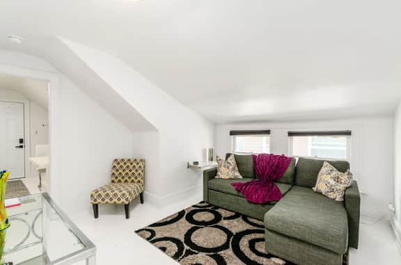 115.5 Winner Apt 3 - Stylish walk-up near Downtown!