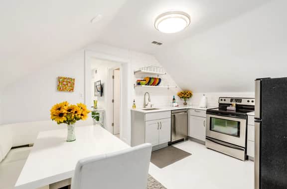 115.5 Winner Apt 3 - Stylish walk-up near Downtown!