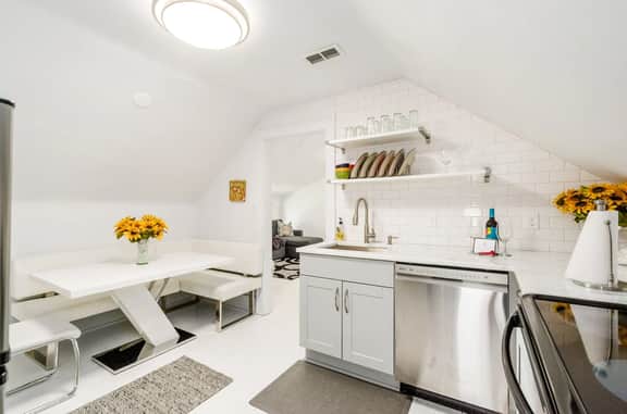 115.5 Winner Apt 3 - Stylish walk-up near Downtown!