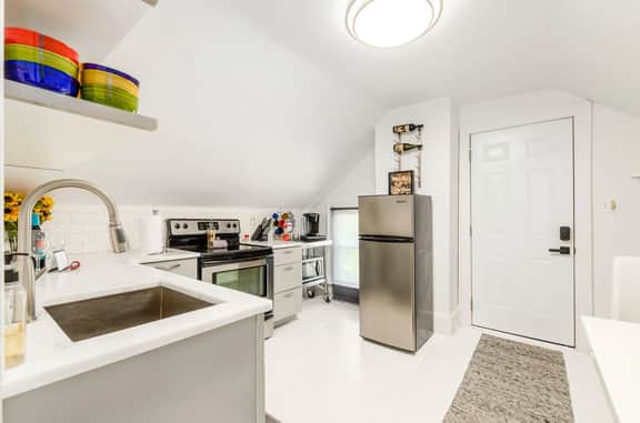 115.5 Winner Apt 3 - Stylish walk-up near Downtown!