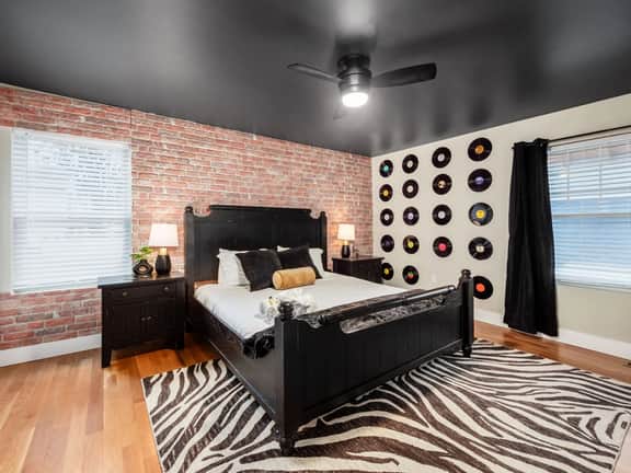 535 N Ohio - Rock & Roll House: PingPong, Hot Tub, Theatre Area