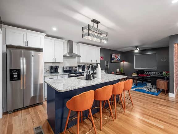 Rock & Roll House: PingPong, Hot Tub, Theatre Area