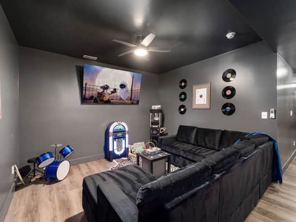 Rock & Roll House: PingPong, Hot Tub, Theatre Area