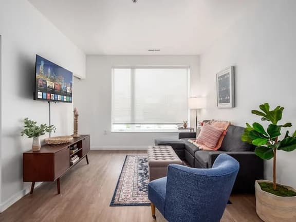 511 - Harlow -- Pretty Pink & Gray 1BR Suite in Heart of Col