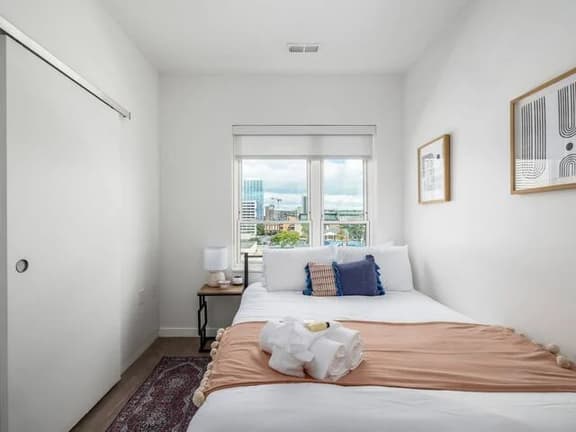 517- Harlow -- Shades of Blue Elegant Suite l Free Parking + Gym
