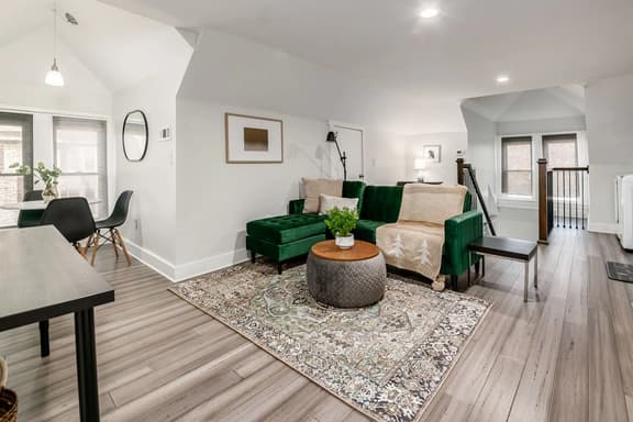 2230 N 4th Apt C - Columbus Getaway! Stylish Apartment!