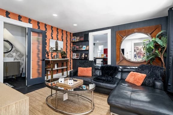 21 E First  (Downstairs) - Mozart Flat with Hot Tub! Free Parkin