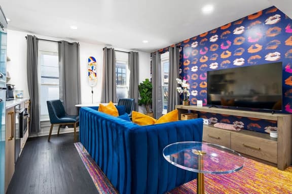 21.5 E First (Upstairs) - Moxie Flat / High Street / Free Parkin