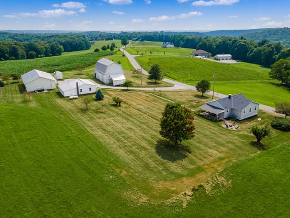 5084 Goss Rd - Sugar Grove Farmhouse - Hocking Hills! - Hot Tub!