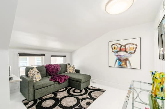 115.5 Winner Apt 3 - Stylish walk-up near Downtown!