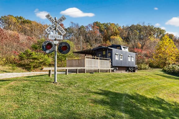24180 SR 93 (Caboose) - The Caboose + Pickleball, Hot Tub, Priva