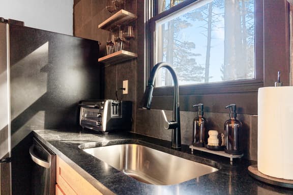 11139 Helber - Sunset Valley Lodge + Hot Tub I Private Trail