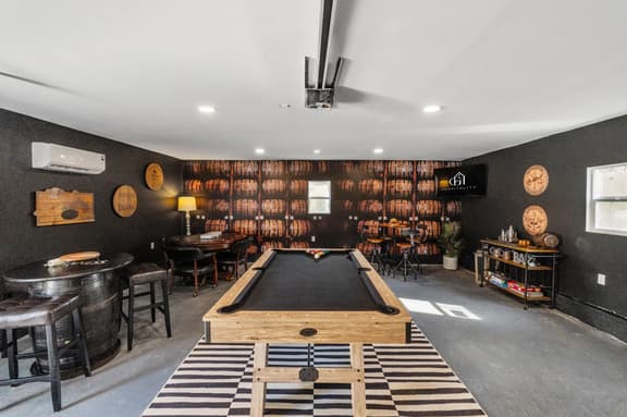 Barrel House: Hot Tub & Game Room