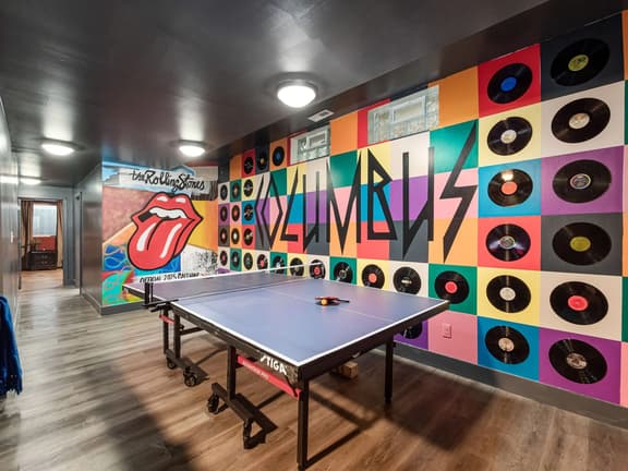 Rock & Roll House: PingPong, Hot Tub, Theatre Area
